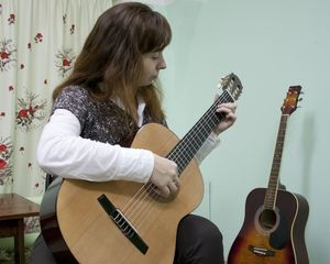 Hogyan lehet megtanulni gitározni a semmiből