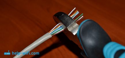 Mivel a hálózati kábel nélkül szorító szerszámmal (csavarhúzó)