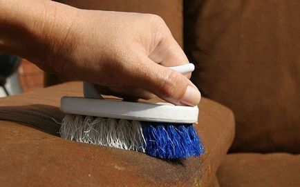 Hogyan tisztítható a kanapén otthon a piszkot, foltokat, szagokat (gyorsan és hatékonyan)