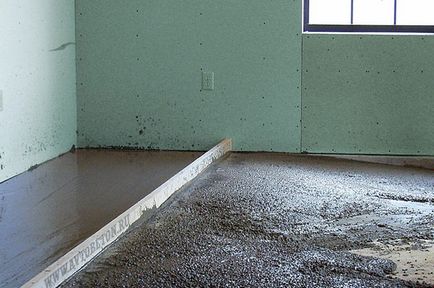 Hogyan kell helyesen csatlakoznak a földre, mint a legtöbb gyorsan, hogy a padló szintje a lakásban, a cement padló, nincs