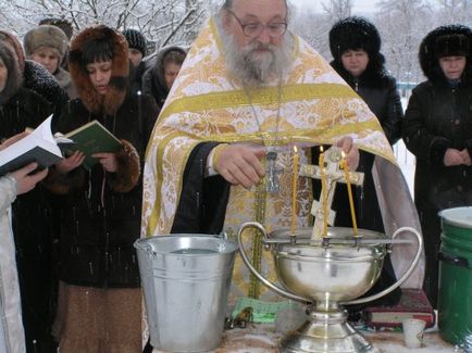 Mivel a keresztség ünneplik, és miért fürdik a lyukba fő, friss hírek, életmód, vallás