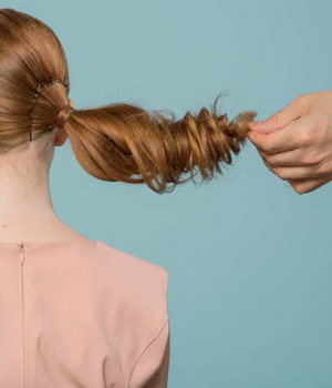 Hogyan készítsünk egy frizura a kötegek kezével fotó