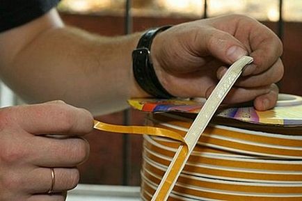 Hogyan szigeteljük fa bejárati ajtó, könnyű módszer az ajtón útmutató (tömítés az ajtónyílás hengerek) Hogyan szigeteljük fa bejárati ajtó, könnyű módszerek útmutató ajtó