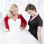 Hogyan kell járni egy esküvői ruha, az esküvő menyasszony magazin