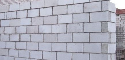 Fektetése beton blokkok kezével az építési belső és külső falakon, videó és fotók