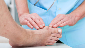 Fájdalom kezelésére a láb, és az alsó tövében, miért fájdalmas járni, az okok és a gyógyítás
