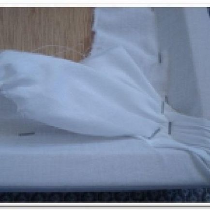 A puha feje az ágy kezével