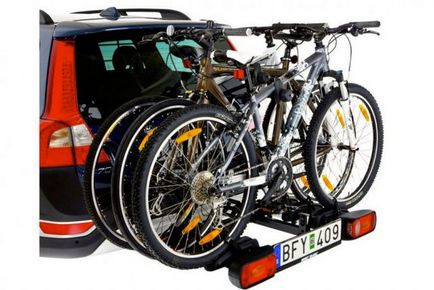 Szállítás kerékpárok autóval rögzítő és a tulajdonos az autó