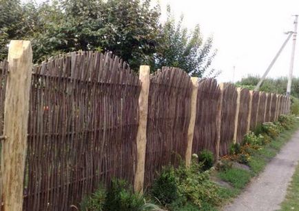 Fonott fa kerítés, hogyan lehet a kerítés kezével