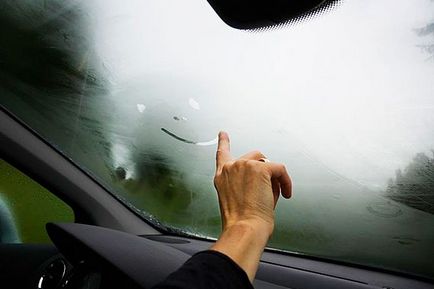 Miért izzad az üveg az autóban az eső és a téli, és mit kell tenni, hogy az ablak Páramentesítés
