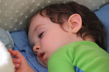 Miért a gyermek aludt félig nyitott szemmel