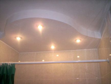 A felső határ a nedvességgel szemben ellenálló gipszkarton a fürdőszobában kezével fotó