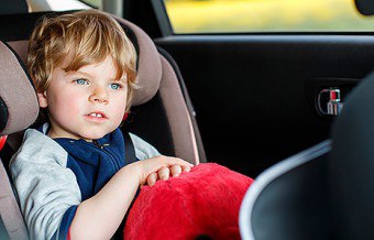 Az okok a betegség a gyermekek az autóban, és módszerei a velük foglalkozó