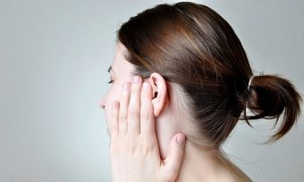 Az okok a torlódás fülek - hogyan oldja meg a problémát