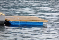 Marina mooring szerkezet kezükben, úszó mólók hajók, hidak a tó számára