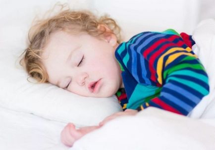 A gyermek okoz nyugtalan alvás éjjel, ha a gyermek egy csomó forgolódik, és Komorowski, hogy miért van