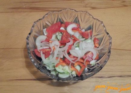 Saláta recept friss kínai kel, paradicsom, uborka, csirke, bors