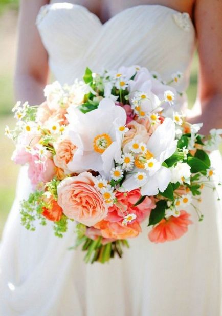 Kerti virágok a díszítés az esküvő, és a menyasszonyi csokor