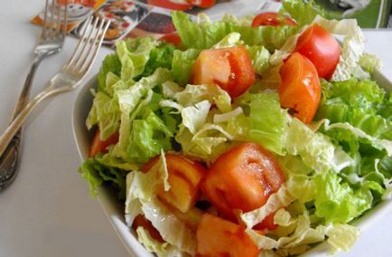 Saláta kínai káposzta, uborka és a paradicsom