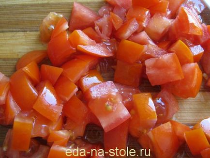 Saláta kínai kel, paradicsom és uborka, étel az asztalra