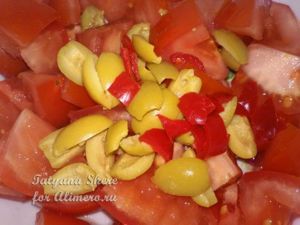 Saláta paradicsom és olajbogyó