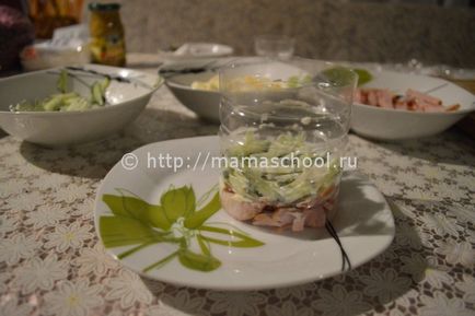 Saláta sonkával, sajttal és friss uborka recept lépésről lépésre fotók