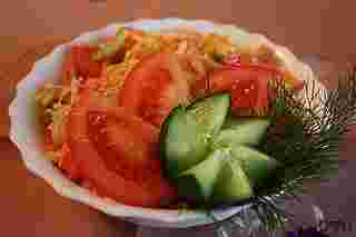 Saláta kínai kel és uborka és paradicsom