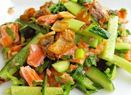 Saláta füstölt lazac és uborka - a megfelelő recept - milyen finom