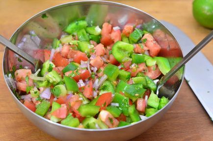 Mediterrán saláta paradicsommal, olívabogyóval, főzzük együtt