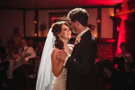 Esküvői tánc a menyasszony és a vőlegény (videó)
