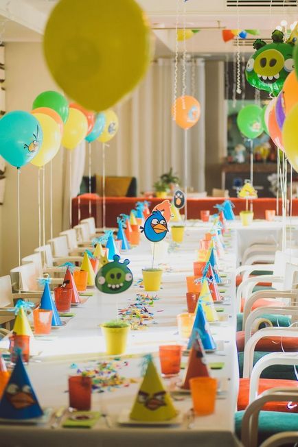 Díszítő gyermekek ünnepi asztalra, az ötlet a kiszolgáló és díszítés napján a születésnapi fiú vagy