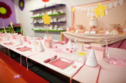 Díszítő gyermekek ünnepi asztalra, az ötlet a kiszolgáló és díszítés napján a születésnapi fiú vagy