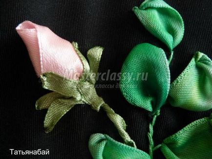 Hímzés rózsa szatén szalagokkal