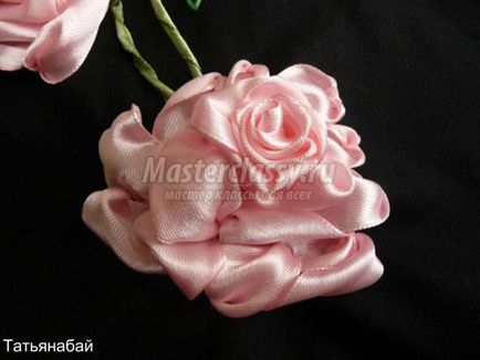 Hímzés rózsa szatén szalagokkal
