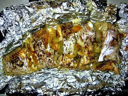 Ízletes sült hal foltos tőkehal fólia a sütőbe fotók