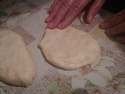 Hogyan farag sütemény zsemle élesztőből tésztát, fotók lépésről lépésre, útmutatást, hogy lezárja (penész) Hogyan farag sütemény zsemle élesztőből tésztát, fotók lépésről lépésre, útmutatást, hogy lezárja
