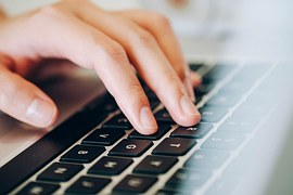 Hogyan válhat egy szerző, a (cikk) Hogyan válhat egy szerzőről, a