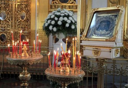 Mivel az egyház tesz egy gyertyát az egészségügyi (ikonok kijelölése) Mivel az egyház tesz egy gyertyát az egészségre