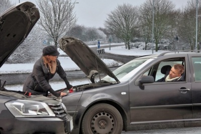 Ha tölteni a jármű akkumulátor töltő nélkül