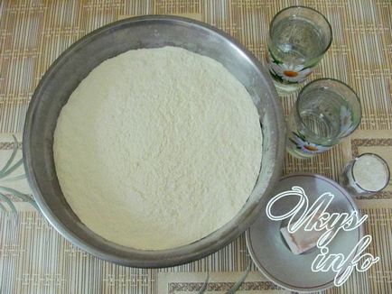 Pizza csirke és paradicsom recept egy fotó