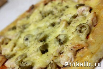 Pizza csirkével és paradicsommal - a recept egy fotó (élesztő nélkül)