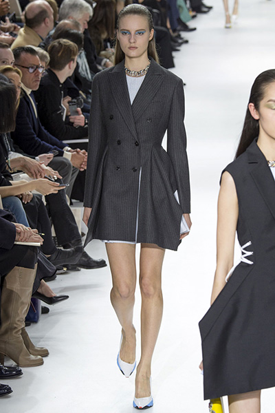 Dress-kabát - látványos ruhát, ami gerjeszti egynél több csoportban (gerjeszti) Dress-kabát - látványos ruhát, ami gerjeszti egynél több csoportban