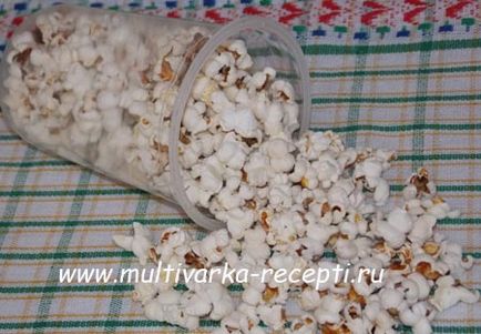 Popcorn a mikrohullámú pattogatott kukorica a serpenyőben