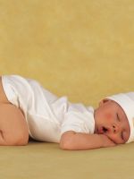 Séta egy újszülött a nyári (sétál) Séta egy újszülött a nyáron