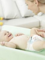 Séta egy újszülött a nyári (nyáron) Séta egy újszülött a nyáron