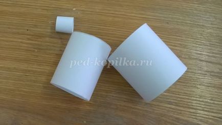 Hare papírcsíkot a kezével (kéz) Hare papírcsíkot a kezével