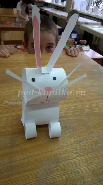 Hare papírcsíkot a kezünkkel (nyúl) Hare papírcsíkot a kezével