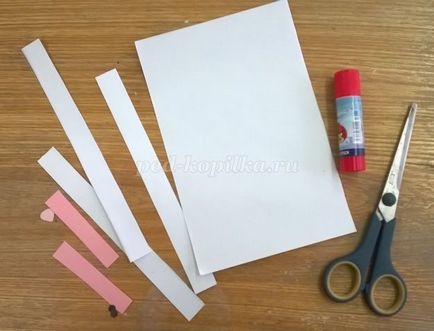 Hare papírcsíkot a kezével (a) Hare papírcsíkot a kezével