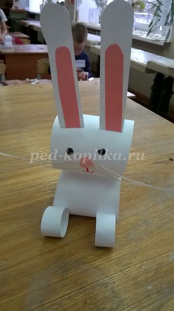 Hare papírcsíkot a kezünkkel (nyúl) Hare papírcsíkot a kezével