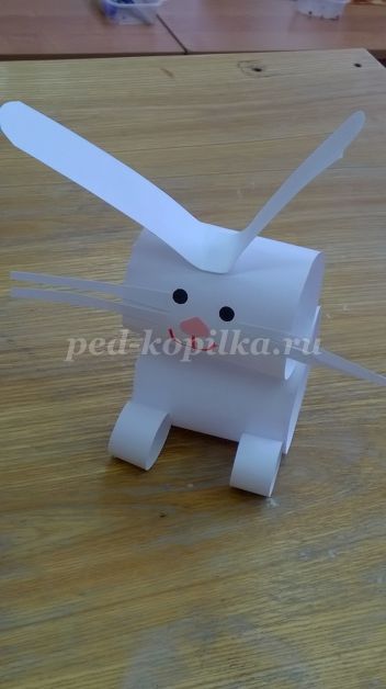 Hare papírcsíkot a kezével (sáv) Hare papírcsíkot a kezével